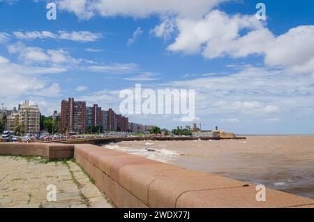MONTEVIDEO, URUGUAY - dicembre 29, 2023: Rambla de Montevideo, tradizionale marciapiede della capitale uruguaiana Foto Stock
