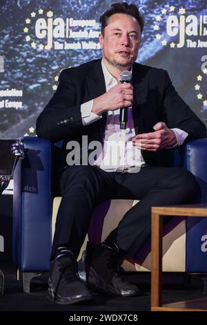Cracovia, Polonia. 22 gennaio 2024. Elon Musk, proprietario di Tesla e della piattaforma X (precedentemente Twitter), parla durante un simposio sulla lotta all'antisemitismo dal titolo "Never Again : Lip Service or Deep Conversation" a Cracovia, in Polonia, il 22 gennaio 2024. Musk, che è stato invitato in Polonia dall'Associazione ebraica europea (EJA) ha visitato il campo di concentramento di Auschwitz-Birkenau all'inizio di quel giorno, in vista della giornata internazionale della memoria dell'Olocausto. Crediti: ZUMA Press, Inc./Alamy Live News Foto Stock