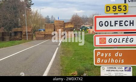 Francia. 22 gennaio 2024. © PHOTOPQR/LA DEPECHE DU MIDI/Philippe CAHUE LE 22 01 2024 Les accès à la commune de Golfech, en Tarn-et-Garonne, ont été bloqués avec des ballots de paille - gli agricoltori francesi devono continuare i blocchi stradali "finché necessario" Un'unione di agricoltori francese ha promesso di continuare le proteste, compresi i blocchi stradali sulle autostrade, per "il resto della settimana e per tutto il tempo necessario". Credito: MAXPPP/Alamy Live News Foto Stock