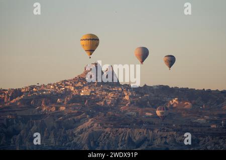 Volo in mongolfiera a Goreme in Turchia all'alba. Fai un giro in mongolfiera, l'attività più popolare della Cappadocia. Foto Stock