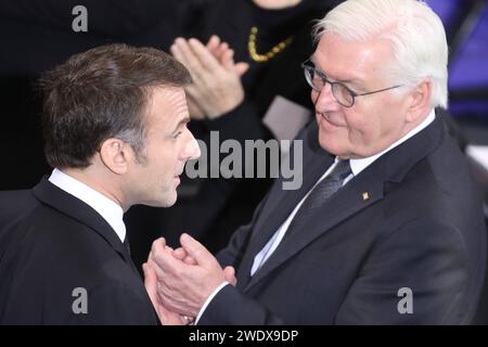 Berlino, Deutschland, 22.01.2024: Deutscher Bundestag: Trauerakt für Wolfgang Schäuble: Frankreichs Präsident Emmanuel Macron links gibt nach seiner Rede Bundespräsident Frank-Walter Steinmeier Rechts Die Hand *** Berlino, Germania, 22 01 2024 Bundestag tedesco atto di lutto per Wolfgang Schäuble presidente francese Emmanuel Macron, a sinistra, stringe la mano al presidente federale Frank Walter Steinmeier, a destra, dopo il suo discorso Copyright: xdtsxNachrichtenagenturx dts 29336 Foto Stock