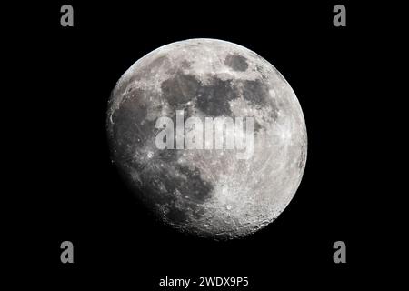 Londra, Regno Unito. 22 gennaio 2024. Meteo del Regno Unito – Nel tardo pomeriggio sopra Londra nord-occidentale, il giorno dopo il passaggio della tempesta Isha attraverso il Regno Unito, si osserva Una luna ghiacciata al 91%. La prima luna piena dell'anno, la Luna del Lupo, arriva il 25 gennaio. Crediti: Stephen Chung / Alamy Live News Foto Stock