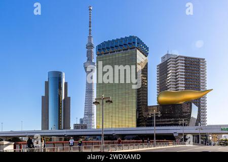 TOKYO/GIAPPONE - 19 novembre 2023: Vista del famoso edificio della birra Ashai ad Asakusa Foto Stock