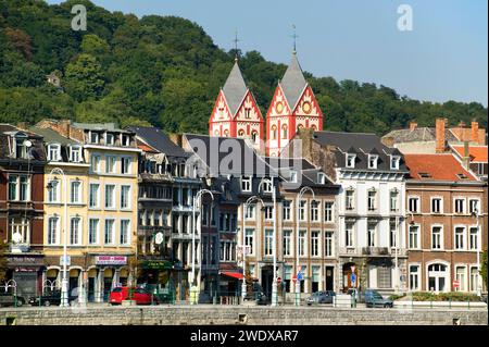 Case in via la Batte sul fiume Mosa, Chiesa di Saint Bartelemy, quartiere di Hors-Château, Liegi, Vallonia, Belgio, Europa; Foto Stock