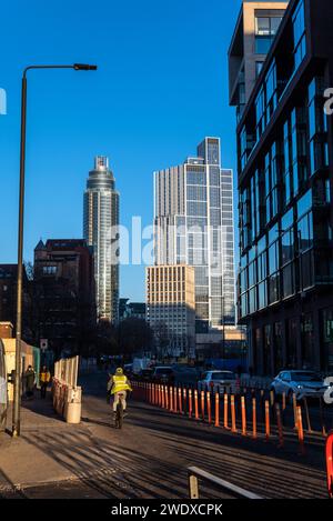 Veduta dello sviluppo di Vauxhall da Nine Elms Lane, parte dell'area di rigenerazione di Nine Elms, Vauxhall, Londra, Inghilterra, Regno Unito Foto Stock