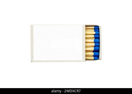 Matchbox isolata su sfondo bianco con etichetta vuota per testo o immagine, immagine piatta del piano del tavolo Foto Stock