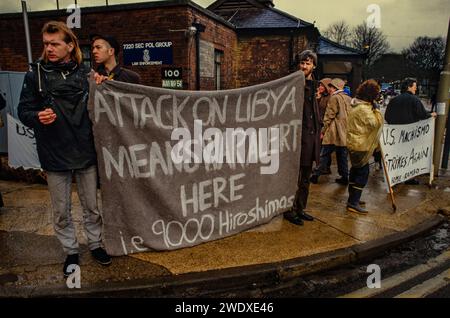 Upper Heyford, Oxfordshire, Regno Unito, dimostrazione anti-presidente Reagan dopo aver bombardato la Libia nell'aprile 1986 al di fuori della base aerea statunitense nel Regno Unito. La United States Air Force, Navy e Marine Corps effettuarono attacchi aerei, nome in codice operazione El Dorado Canyon, contro la Libia il 15 aprile 1986 come rappresaglia per l'attentato alla discoteca di Berlino Ovest dieci giorni prima, che il presidente degli Stati Uniti Ronald Reagan accusò il leader libico Muammar Gheddafi. Ci sono state 40 vittime libiche riportate; un aereo statunitense è stato abbattuto. Foto Stock