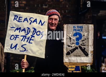 Upper Heyford, Oxfordshire, Regno Unito, dimostrazione anti-presidente Reagan dopo aver bombardato la Libia nell'aprile 1986 al di fuori della base aerea statunitense nel Regno Unito. La United States Air Force, Navy e Marine Corps effettuarono attacchi aerei, nome in codice operazione El Dorado Canyon, contro la Libia il 15 aprile 1986 come rappresaglia per l'attentato alla discoteca di Berlino Ovest dieci giorni prima, che il presidente degli Stati Uniti Ronald Reagan accusò il leader libico Muammar Gheddafi. Ci sono state 40 vittime libiche riportate; un aereo statunitense è stato abbattuto. Foto Stock