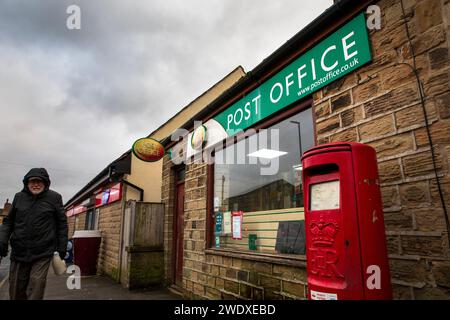 Ufficio postale di Hightown, dove un direttore postale secondario è stato condannato per falsa contabilità. Halifax Road, Liversedge, Yorkshire. Foto Stock