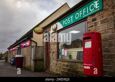 Ufficio postale di Hightown, dove un direttore postale secondario è stato condannato per falsa contabilità. Halifax Road, Liversedge, Yorkshire. Foto Stock