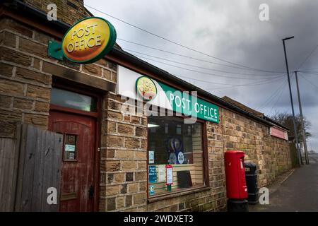 Ufficio postale di Hightown, dove un direttore postale secondario è stato condannato per falsa contabilità. Halifax Road, Liversedge, Yorkshire. Foto Stock