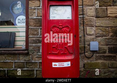 Ufficio postale di Hightown, dove un direttore postale secondario è stato condannato per falsa contabilità. Halifax Road, Liversedge, Yorkshire. Foto Stock