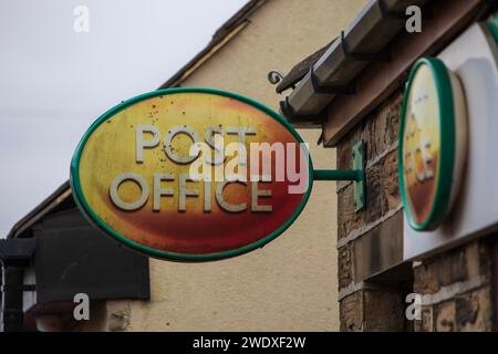 Ufficio postale di Hightown, dove un direttore postale secondario è stato condannato per falsa contabilità. Halifax Road, Liversedge, Yorkshire. Foto Stock