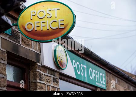 Ufficio postale di Hightown, dove un direttore postale secondario è stato condannato per falsa contabilità. Halifax Road, Liversedge, Yorkshire. Foto Stock