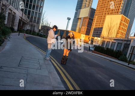 Donna che scatta un selfie, sviluppo immobiliare residenziale Vauxhall, Londra, Inghilterra, Regno Unito Foto Stock