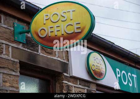 Ufficio postale di Hightown, dove un direttore postale secondario è stato condannato per falsa contabilità. Halifax Road, Liversedge, Yorkshire. Foto Stock