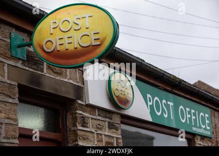 Ufficio postale di Hightown, dove un direttore postale secondario è stato condannato per falsa contabilità. Halifax Road, Liversedge, Yorkshire. Foto Stock