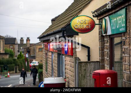 Ufficio postale di Hightown, dove un direttore postale secondario è stato condannato per falsa contabilità. Halifax Road, Liversedge, Yorkshire. Foto Stock