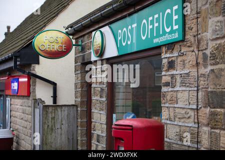 Ufficio postale di Hightown, dove un direttore postale secondario è stato condannato per falsa contabilità. Halifax Road, Liversedge, Yorkshire. Foto Stock