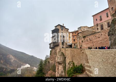 I bellissimi balconi si distinguono per la bellezza delle case sospese di Cuenca, Spagna centrale, la loro costruzione in luoghi inaccessibili consentiti sec Foto Stock