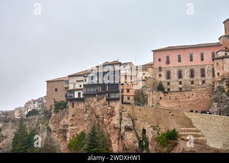 I bellissimi balconi si distinguono per la bellezza delle case sospese di Cuenca, Spagna centrale, la loro costruzione in luoghi inaccessibili consentiti sec Foto Stock