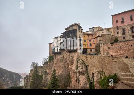 I bellissimi balconi si distinguono per la bellezza delle case sospese di Cuenca, Spagna centrale, la loro costruzione in luoghi inaccessibili consentiti sec Foto Stock