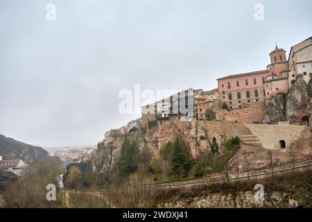 I bellissimi balconi si distinguono per la bellezza delle case sospese di Cuenca, Spagna centrale, la loro costruzione in luoghi inaccessibili consentiti sec Foto Stock