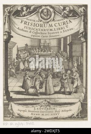 Interno di una corte, J. Hermans, 1635 stampa molte figure maschili in un interno di una corte. Su entrambi i lati dello spettacolo due colonne con il titolo e un ritratto dello scrittore a destra all'interno di un cartiglio. Inoltre, due angeli con gli attributi della verità e della giustizia: Uno specchio, una scala e una spada rispettivamente. Sotto lo spettacolo una pelle di leone con l'impressa su di essa. Leeuwarden paper. incisione su carta / stampa su carta simboli e allegorie della giurisprudenza. diritto e giurisprudenza (+ aula di tribunale) Foto Stock