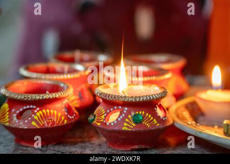 Diya splendidamente decorate illuminate alla vigilia di diwali e della consacrazione del tempio RAM Pran Pratishtha celebrata in tutta l'India e in tutto il mondo Foto Stock