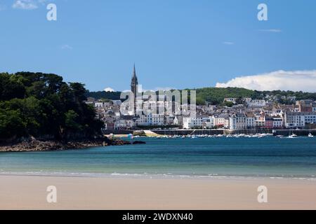 RIS spiaggia con la Chiesa del Sacro cuore che domina la città di Douarnenez sullo sfondo. Foto Stock