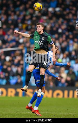 Ben Sheaf di Coventry City e Ashley Fletcher di Sheffield Wednesday si battono per il pallone durante la partita del campionato Sky Bet a Hillsborough, Sheffield. Data immagine: Sabato 20 gennaio 2024. Foto Stock