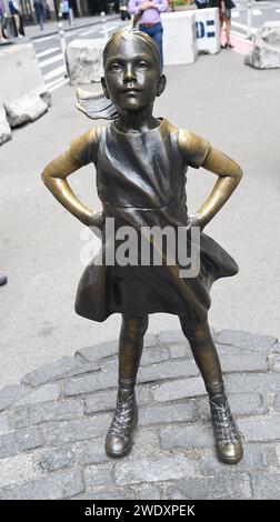 MANHTTAN/NEW YORK CITY / NEW YORK /USA/06JUNE 2018 la statua della ragazza senza cuore e si trova in alto infaron il toro finanziario nel quartiere finanziario di Manhattan sono di New York. . (Photo.Francis Dean / Deanpictures. Foto Stock