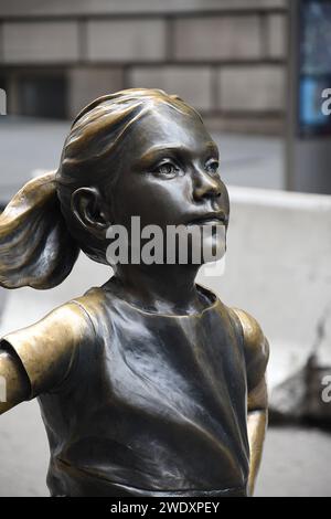 MANHTTAN/NEW YORK CITY / NEW YORK /USA/06JUNE 2018 la statua della ragazza senza cuore e si trova in alto infaron il toro finanziario nel quartiere finanziario di Manhattan sono di New York. . (Photo.Francis Dean / Deanpictures. Foto Stock