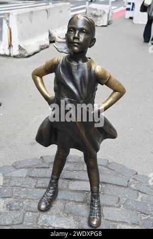 MANHTTAN/NEW YORK CITY / NEW YORK /USA/06JUNE 2018 la statua della ragazza senza cuore e si trova in alto infaron il toro finanziario nel quartiere finanziario di Manhattan sono di New York. . (Photo.Francis Dean / Deanpictures. Foto Stock