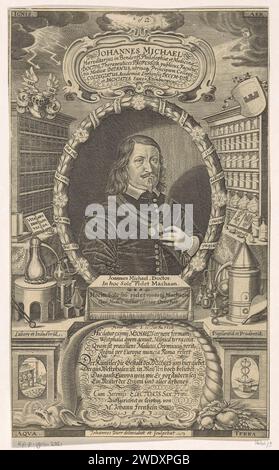 Ritratto van Johann Michaelis, Johann Dürr, 1653 stampa Ritratto in cornice con strumenti medici e fisici. In fondo a Cartouche un elogio in latino. Cornice decorata con simbolismo profano e cristiano. Tipografia: Germanyafter disegno di: GermanyLeipzigSaksen carta incisione persone storiche. ciondolo, trinket, "breloque". ornamento  cartiglio. i quattro elementi, e l'etere, il quinto elemento. Alfa e omega  simbolo di Dio padre. cuscinetto araldico. simboli alchimisti. medicina, scienza medica. strumenti e attrezzi del farmacista. Operosità, assiduità; « AssiduitÃ », Foto Stock