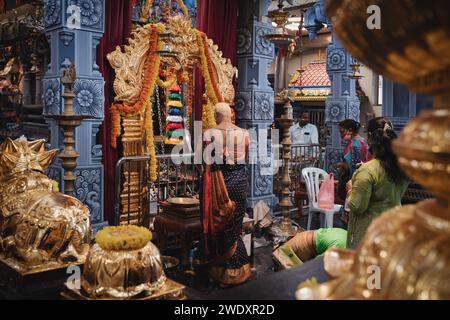 Georgetown, Penang, Malesia - 5 febbraio 2023: Preghiera femminile indù nel Tempio indù di Sri Meenakshi al festival Thaipusam, il festival indù Foto Stock