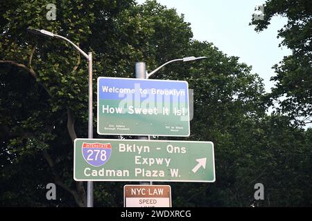 MANHTTAN/BROOKLYN /NEW YORK CITY / NEW YORK /USA/ 08-GIUGNO 2018  . I turisti e gli attraversamenti pubblici della sposa brookklyn da Mahhattan e brooklyn Bothnisland . Photo.Francis Dean / Deanpicture. Foto Stock