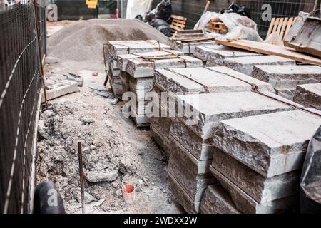 posa di piastrelle sulla strada di grandi dimensioni, lavori stradali Foto Stock