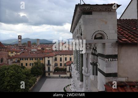 Piazza dell'anfiteatro di Lucca dalla torre Foto Stock