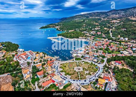 Vista aerea del pittoresco piccolo porto di Syvota (o "Sivota"), una delle località più popolari dell'Epiro, in Grecia. Foto Stock