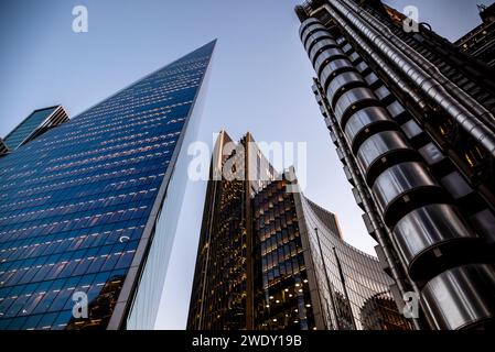 Alti blocchi di uffici che includono l'edificio Lloyds, Willis Towers Watson e 52-54 Lime Street o The Scalpel nel quartiere finanziario della città Foto Stock