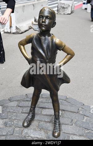 MANHTTAN/NEW YORK CITY / NEW YORK /USA/06JUNE 2018 Fearless girl s statue e lei sta alto violando il toro finanziario nel distretto finanziario di Manhattan sono di New York. . Photo.Francis Dean / Deanpicture. Foto Stock