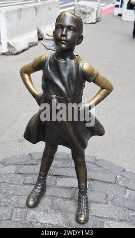 MANHTTAN/NEW YORK CITY / NEW YORK /USA/06JUNE 2018 Fearless girl s statue e lei sta alto violando il toro finanziario nel distretto finanziario di Manhattan sono di New York. . Photo.Francis Dean / Deanpicture. Foto Stock