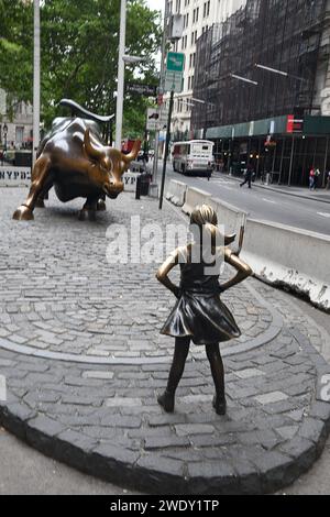 MANHTTAN/NEW YORK CITY / NEW YORK /USA/06JUNE 2018 Fearless girl s statue e lei sta alto violando il toro finanziario nel distretto finanziario di Manhattan sono di New York. . Photo.Francis Dean / Deanpicture. Foto Stock