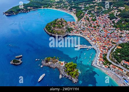 Vista aerea (drone) della pittoresca città di Parga, prefettura di Preveza, Epiro, Grecia Foto Stock