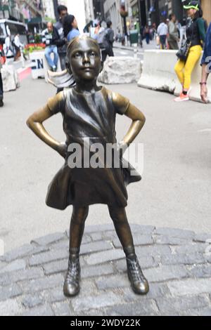 MANHTTAN/NEW YORK CITY / NEW YORK /USA/06JUNE 2018 Fearless girl s statue e lei sta alto violando il toro finanziario nel distretto finanziario di Manhattan sono di New York. . Photo.Francis Dean / Deanpicture. Foto Stock