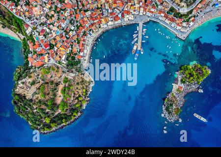 Vista aerea (drone) della pittoresca città di Parga, prefettura di Preveza, Epiro, Grecia Foto Stock