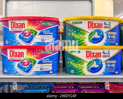 Italia - 17 gennaio 2024: Detersivo per lavatrice in capsule in confezioni Dixan in vendita nel supermercato italiano, Dixan è il marchio del gruppo Henkel Foto Stock
