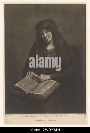 Vecchia donna con la Bibbia in grembo, forse la madre di Rembrandt, Pieter Louw, dopo Rembrandt van Rijn, 1739 - 1800 stampa Old Woman with Bible on the lap, un bicchiere in mano. Carta di Amsterdam che legge la Bibbia o altri libri religiosi. vecchia donna Foto Stock