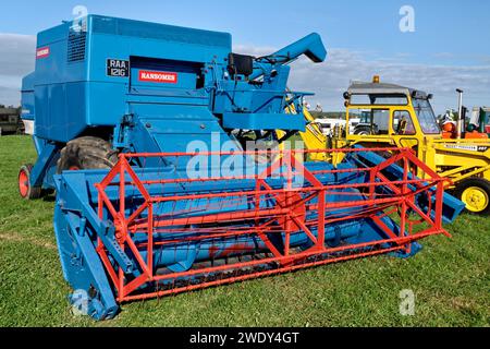 Frome, Somerset, Regno Unito - 23 settembre 2023: A 1968 Ransomes, Sims and Jefferies Crusader Combine Harvester al Somerset Festival of Transport 2023 Foto Stock